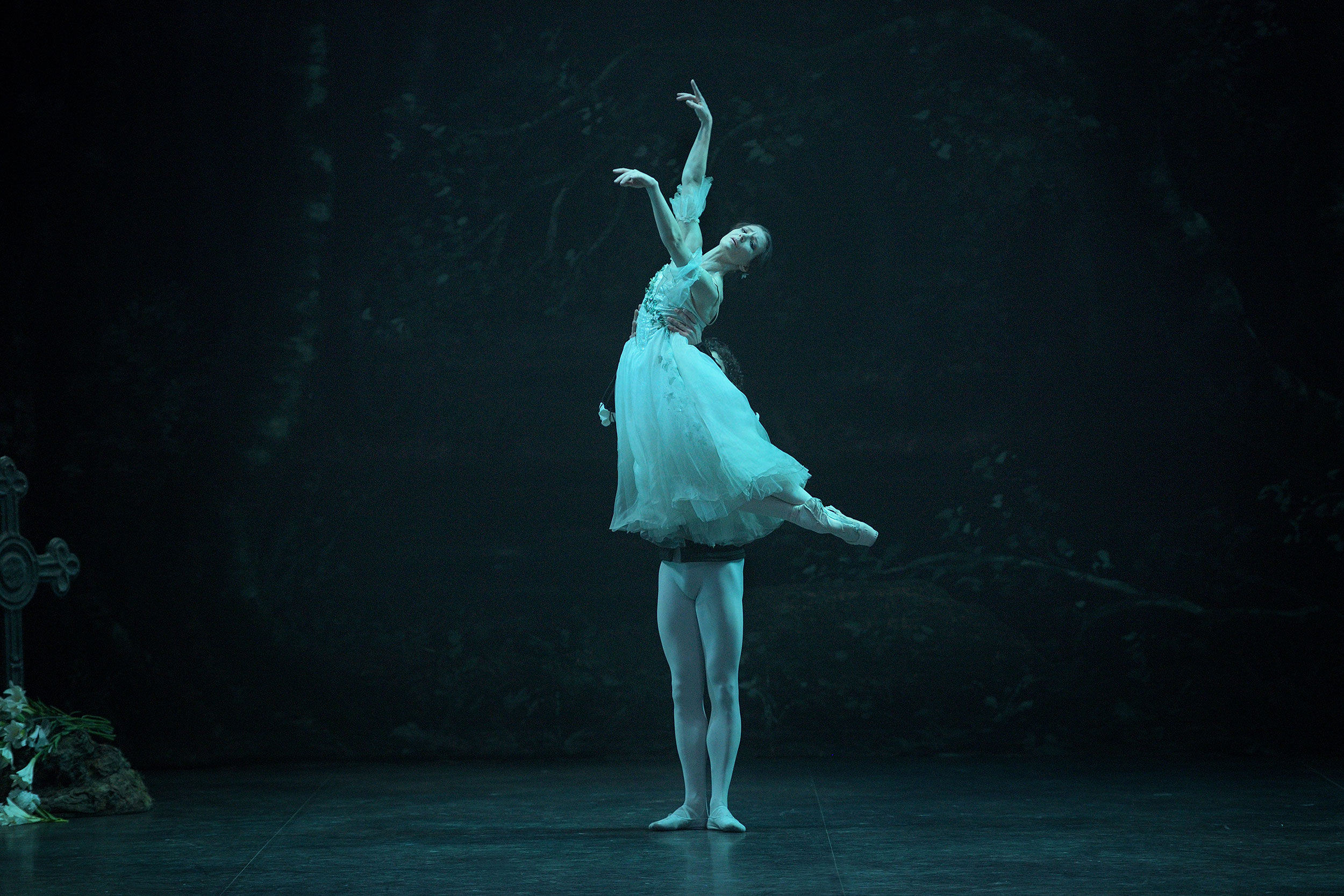 Alina Cojocaru and Isaac Hernandez in Mary Skeaping's Giselle © Laurent Liotatdo