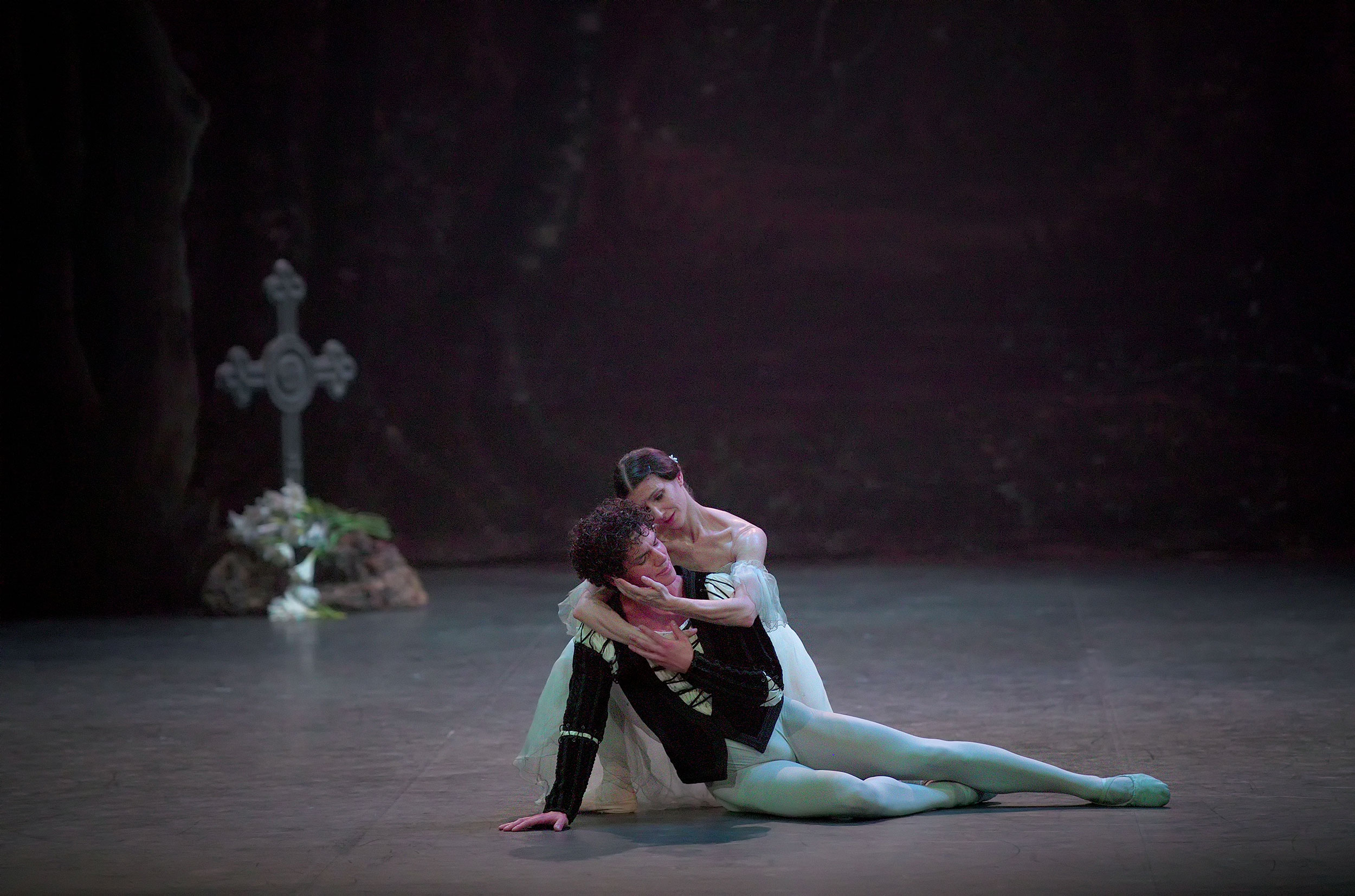 Alina-Cojocaru-and-Isaac-Hernandez-in-Giselle-(c)-Laurent-Liotardo-(2)
