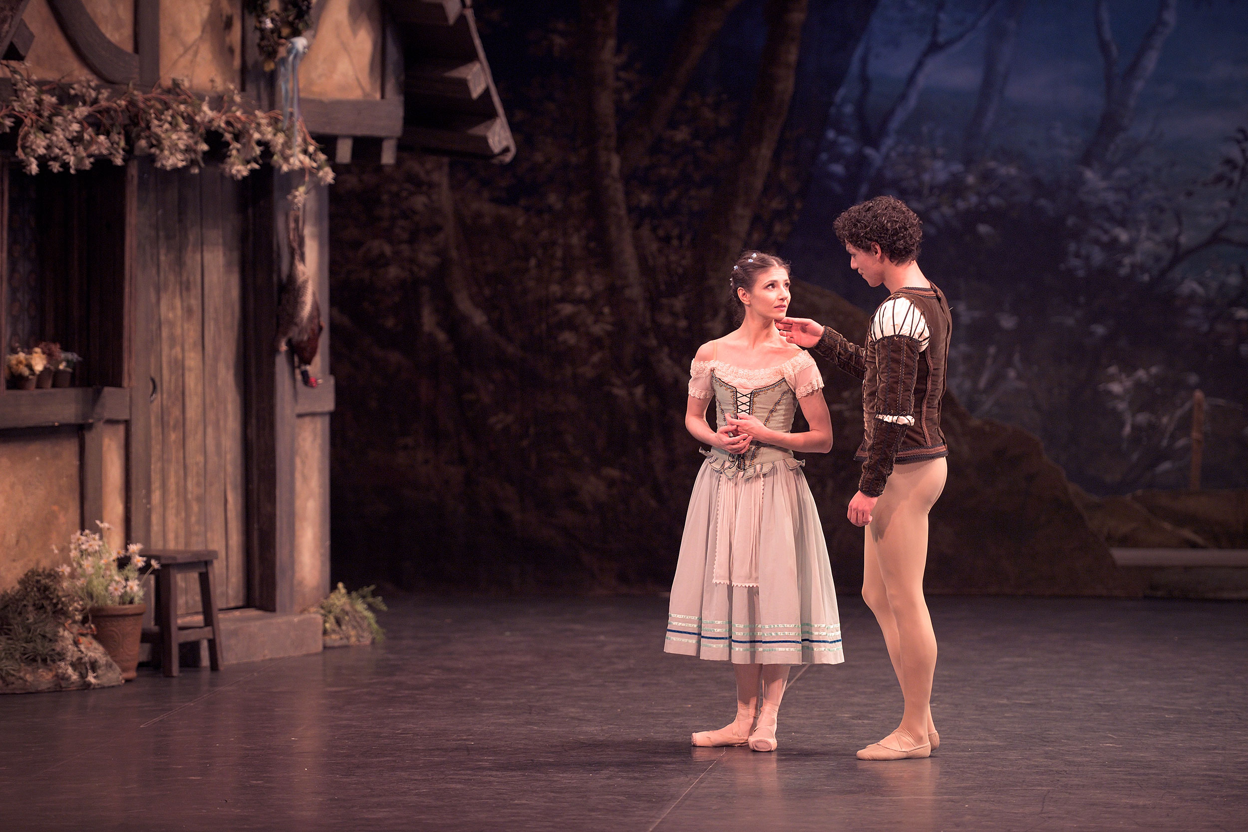 Alina Cojocaru and Isaac Hernandez in Mary Skeaping's Giselle © Laurent Liotardo