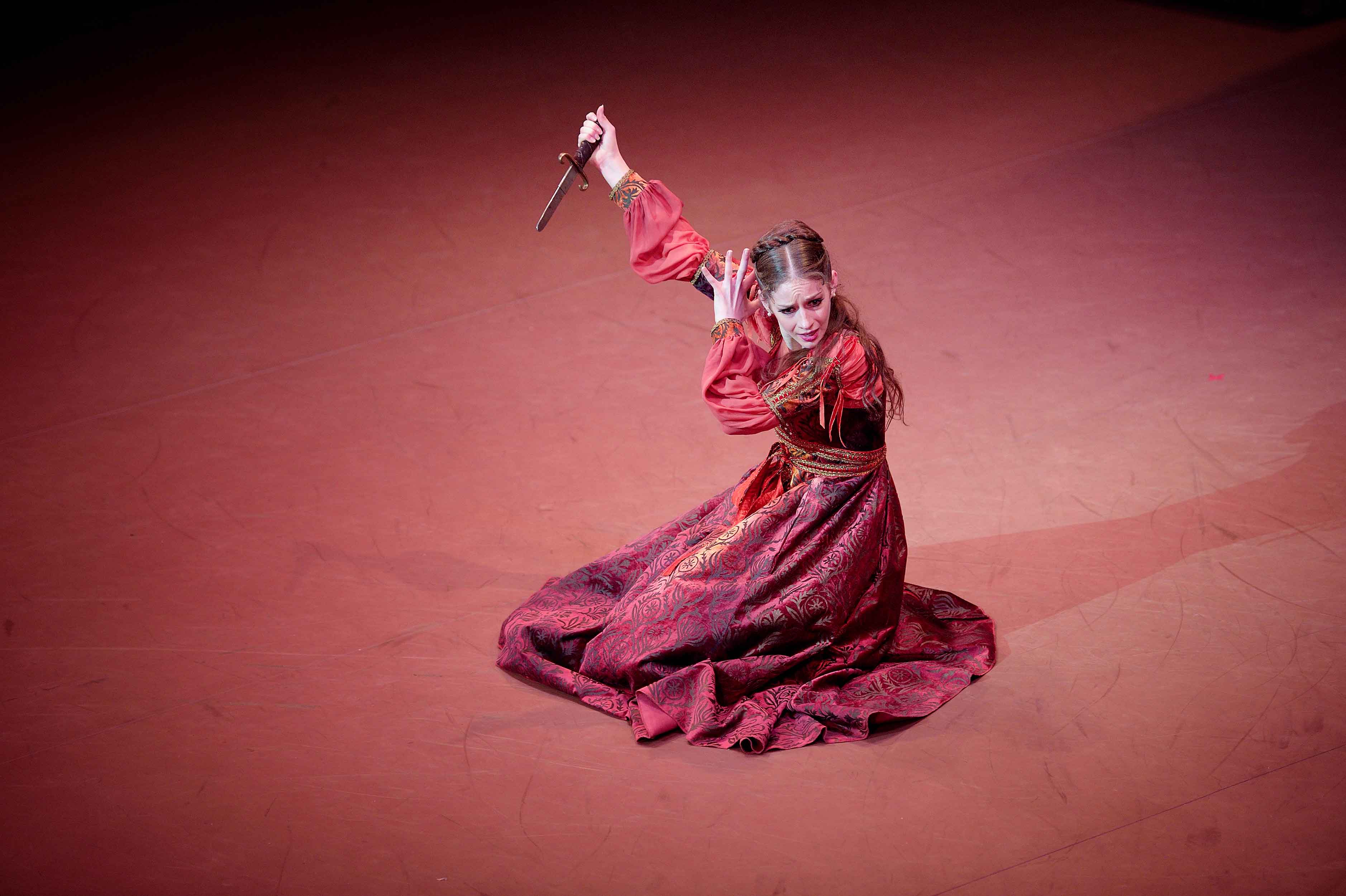 Laurretta-Summerscales-in-English-National-Ballet's-Romeo-&-Juliet-(C)-Laurent-Liotardo